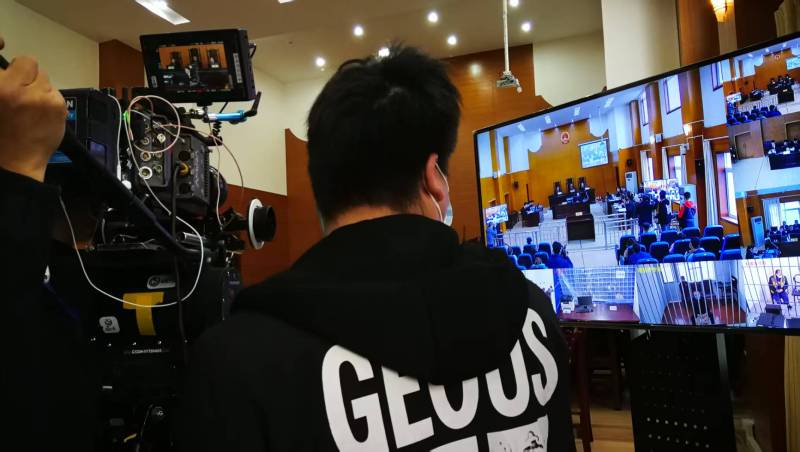 AI生成VS人工创意——通海县广告片拍摄公司的技术浪漫主义实践